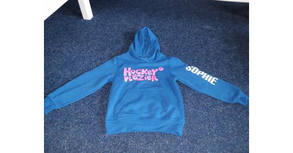 Hoodie hockeyplezier naam Sophie maat 116-122