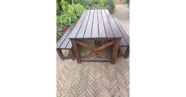 Robuuste houten picknick tafel