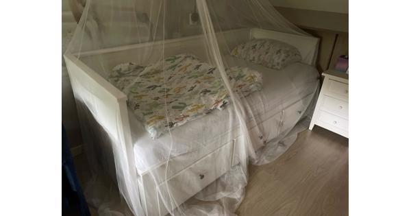 IKEA 1-persoonsbed met uitschuifbaar tweede bed