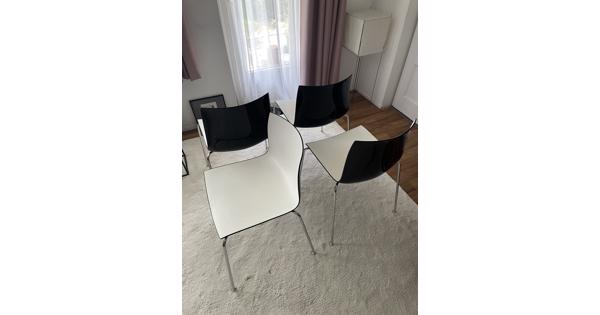 Vier design eetkamerstoelen zwart-wit