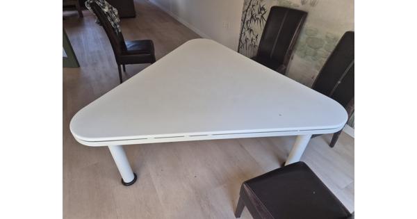 Eettafel driehoek voor 6 personen, stevig met kleine beschadigingen