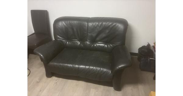 lederen 2 zits bank, niet meer nieuw maar kan nog  makkelijk een rondje mee