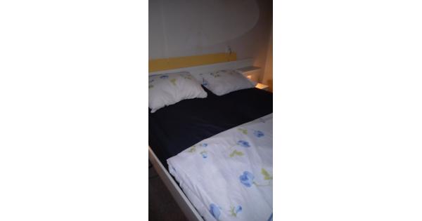 BED met elektrische lattenbodems 80x200 met matrassen