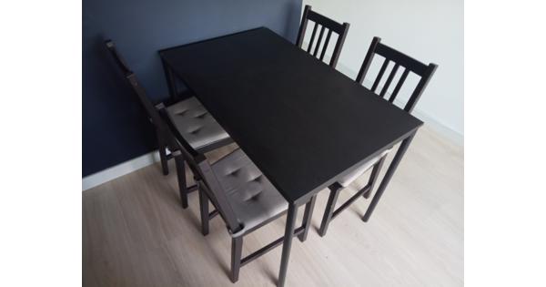 IKEA stoelen en eettafel