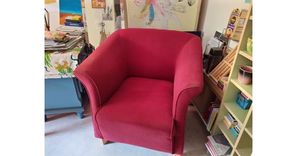 Bordeaurode kuip/cocktailstoel van fluwelige stof. Houten poten. Zit heerlijk.