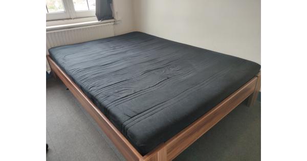 Houten twijfelaar bed + zwart matras