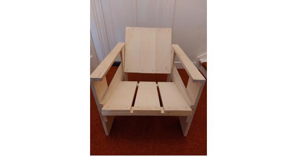 Twee kratstoelen met tafeltje
