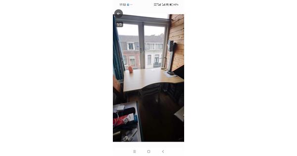 Bureau van Ikea met computersteun