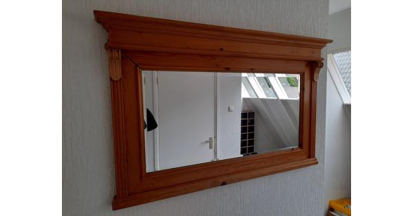 Spiegel met houten omlijsting 