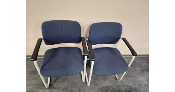 14 stoelen met armleuningen