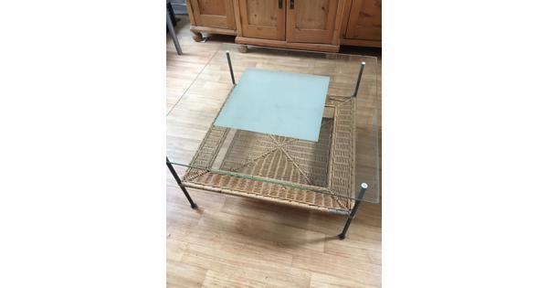 Salontafel met dik glas erop en riet onder, vierkant 80x80 cm