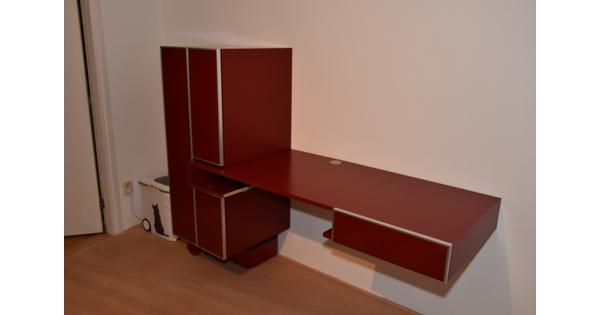 Designbureau Banz Bord rood hout zwevend (met bevestigingen)