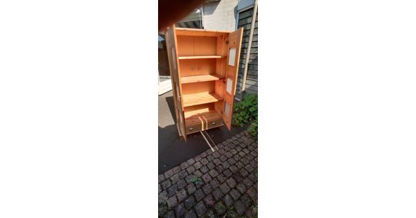Servicekast met melkglas in deuren 