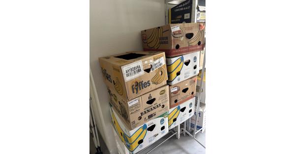 Zeven bananendozen / verhuisdozen