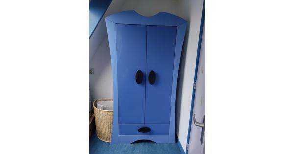 Blauwe kledingkast voor kinderkamer