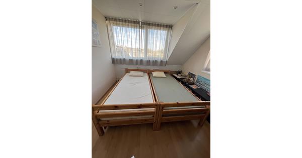 Twee eenpersoons bedden 90x200 compleet met tempur matras en kussens
