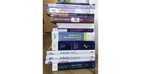 Een of meerdere medische boeken