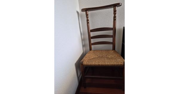 Bidstoel van hout en rieten zitting