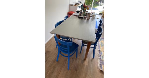 Tafel, stoelen en dressoir met bovendeel (spiegel)!