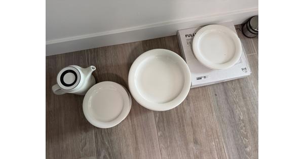 Servies van Arabia Finland: borden en een theepot