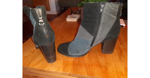 Suede laarsjes met hak, zwart blauw grijs, maat 40