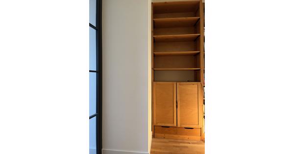 Hoge boekenkast met planken en deurtjes