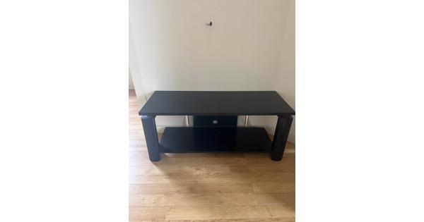 Tv-meubel in zwart met glasplaat en chromen details