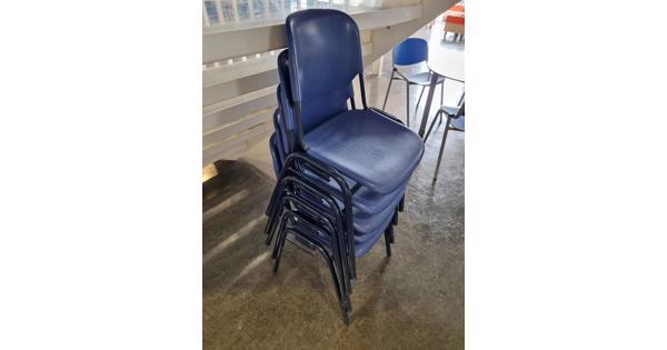 20 Stapelbare stoelen