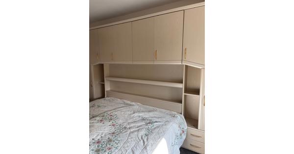 Elektrisch bed met ombouw.