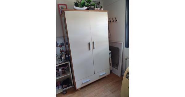 Gratis ophalen lichtkleurige tienerkamer