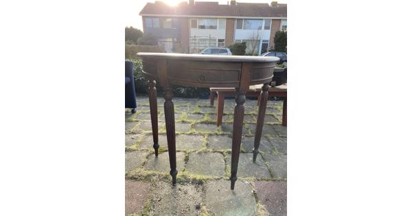 Sidetable halfrond