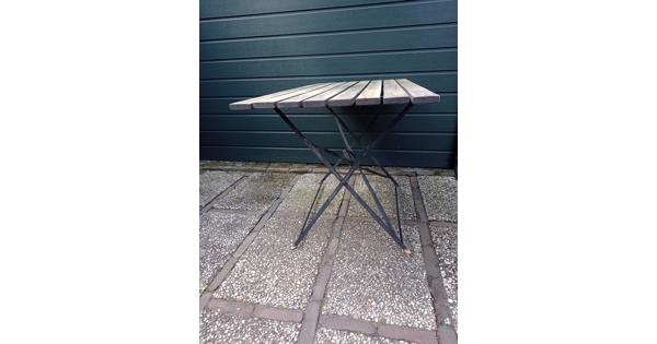Oude charmante tuintafel 