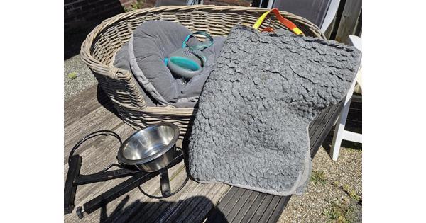Hondenmand, kleed, riemen en voer/waterbak