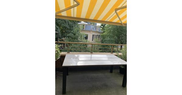 Tafel met stenen blad en metalen onderstel