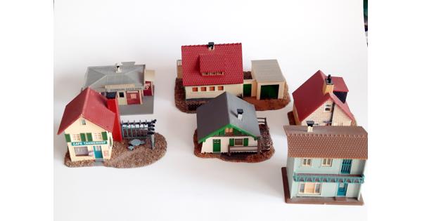 Modelbouw huisjes (zes stuks, Pola, schaal HO)