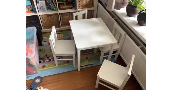 kindertafeltje en 4 stoelen