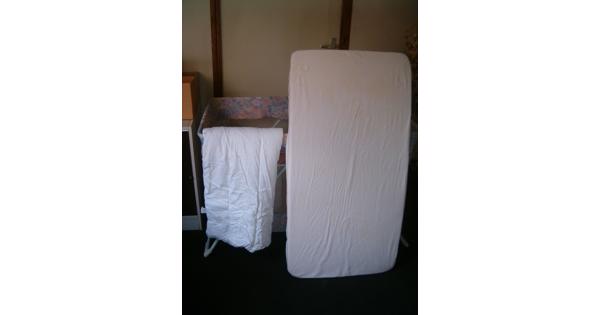 Opvouwbaar kinderbedje met matras 120 x 60