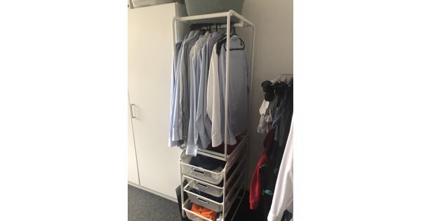 Twee open kledingkasten