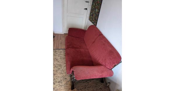 Bank, rood kussen met bamboe onderstel. Leuke lichte bank met wat slijtage