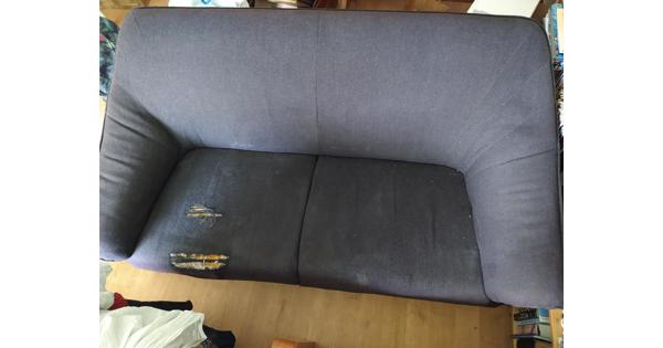 Bank, bekleding is versleten, maar verder nog goed te gebruiken.