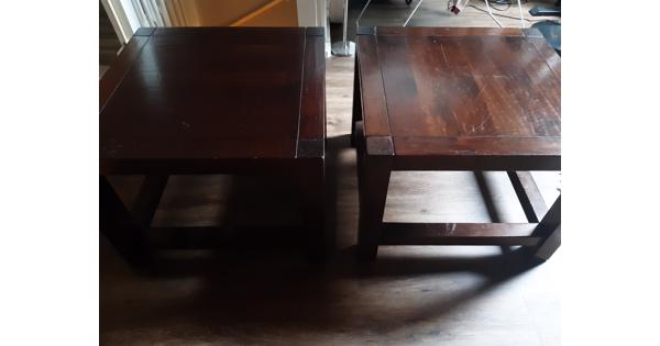 Twee mooie houten tafels