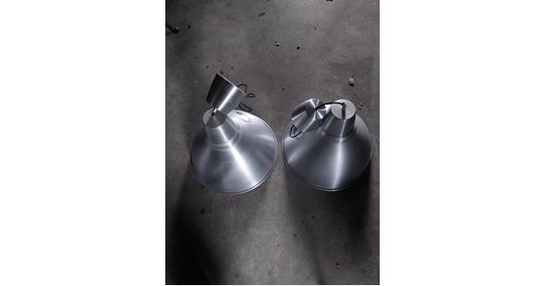 Twee industriële hanglampen