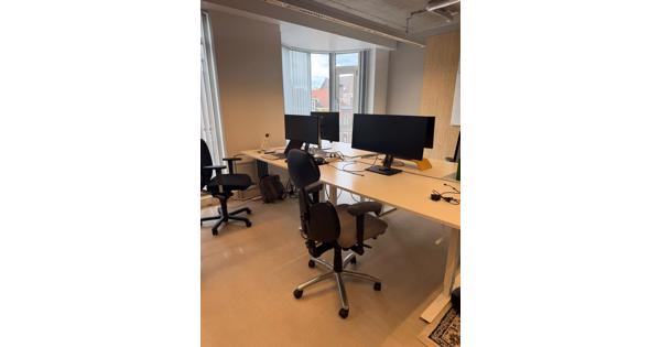 10 witte bureaus met stoelen