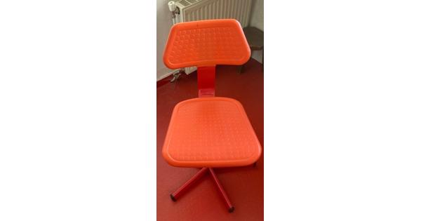twee kinderbureaustoelen rood en wit