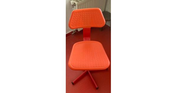 twee kinderbureaustoelen rood en wit