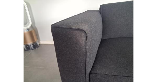 2 1/2 zits bank. Antraciet. Design on stock.