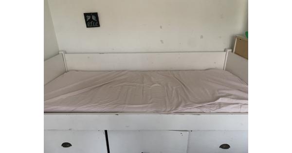 Bed met ladens en matras 