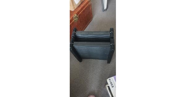 3 persoons inklapbaar stapelbed, kledingkast, cd kast met glazendeur, instaptrap voor honden, 2x rieten zitstoelen, 