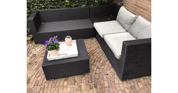 Tuinhoekbank Kussens beetje verschoten maar nog wel heel..