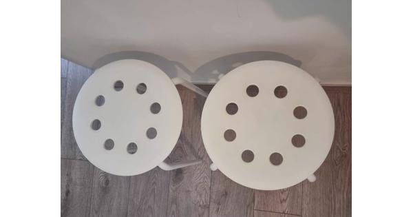 Twee IKEA krukjes